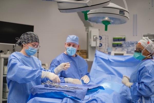 Surgical technician students in surgery similuations